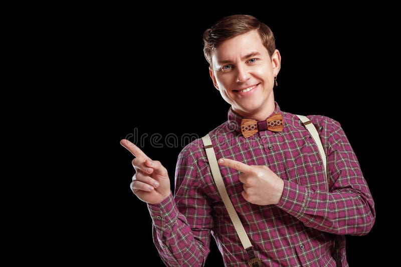 ¡Mire esto! Hombre científico joven hermoso en corbata de lazo de la camisa del vintage que señala el espacio de la copia y que s imagenes de archivo ¡Mire esto! Hombre científico joven hermoso en corbata de lazo de la camisa del vintage que señala el espacio de la copia y que s imagenes de archivo
