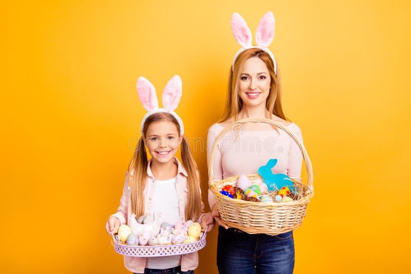 ¡Pascua feliz! ¿Dónde es mi chocolate conejito? T precioso lindo emocionado fotos de archivo ¡Pascua feliz! ¿Dónde es mi chocolate conejito? T precioso lindo emocionado fotos de archivo