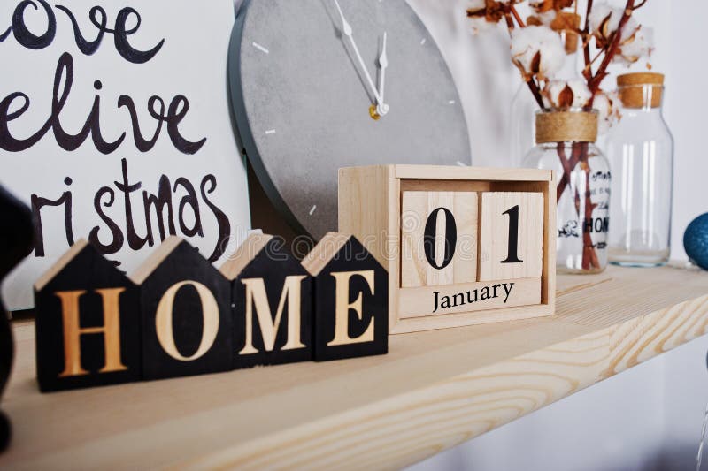 1° gennaio calendario di legno con il segno domestico Vacanze invernali felici fotografia stock 1° gennaio calendario di legno con il segno domestico Vacanze invernali felici fotografia stock