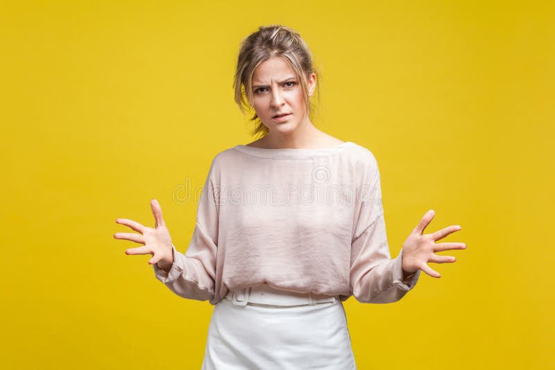 ¿Cómo pudiste? Retrato de una jovencita molesta y decepcionada con el pelo liso en una blusa beige casual, aislada de fondo amari imágenes de archivo libres de regalías ¿Cómo pudiste? Retrato de una jovencita molesta y decepcionada con el pelo liso en una blusa beige casual, aislada de fondo amari imágenes de archivo libres de regalías