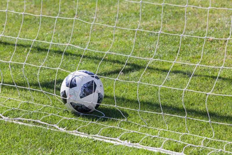 ¿VARNA, BULGARIA? 24 DE JUNIO DE 2018: Adidas Telstar 18 - la bola del mundial 2018 en la red, meta de la FIFA foto de archivo ¿VARNA, BULGARIA? 24 DE JUNIO DE 2018: Adidas Telstar 18 - la bola del mundial 2018 en la red, meta de la FIFA foto de archivo