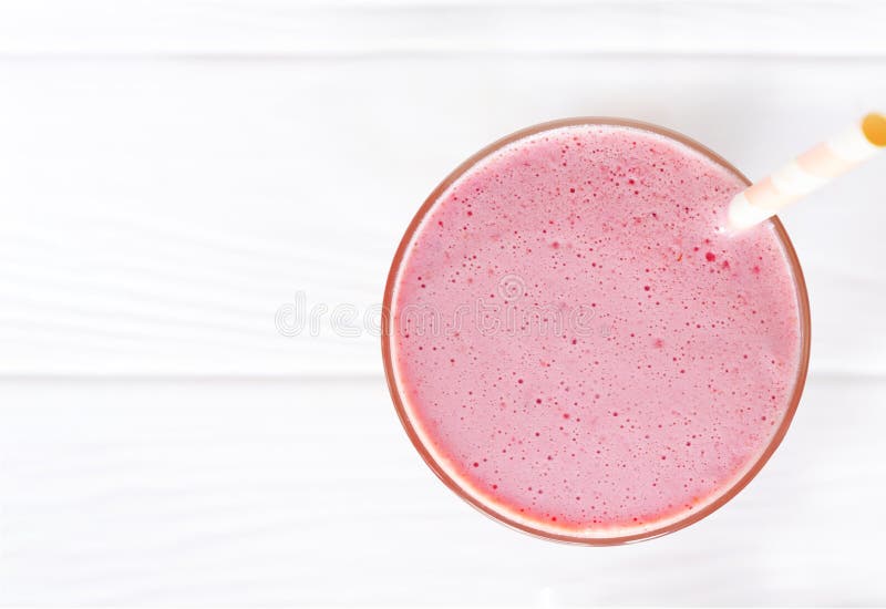 À haute valeur protéique sain de fruit de rose de smoothie de jus de fruit de yaourt de fraise de jus de milkshake de boisson col photos libres de droits À haute valeur protéique sain de fruit de rose de smoothie de jus de fruit de yaourt de fraise de jus de milkshake de boisson col photos libres de droits
