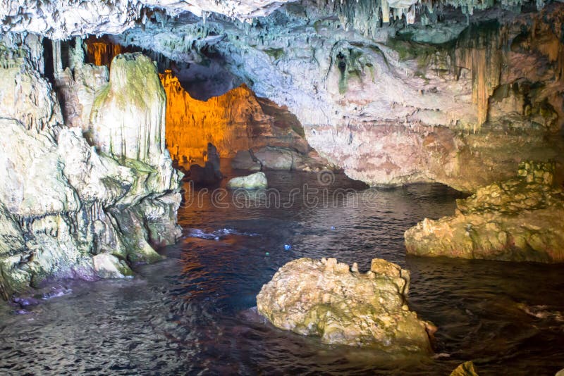 À l'intérieur de la caverne de Neptune sur la Sardaigne, l'Italie photos stock À l'intérieur de la caverne de Neptune sur la Sardaigne, l'Italie photos stock