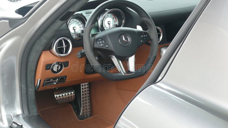 À l'intérieur de Mercedes Benz SLS AMG 6 3 image libre de droits À l'intérieur de Mercedes Benz SLS AMG 6 3 image libre de droits
