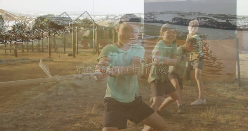À l'école, des enfants jouent à la tugofwar avec l'animation de la plage et des vagues de l'océan banque de vidéos