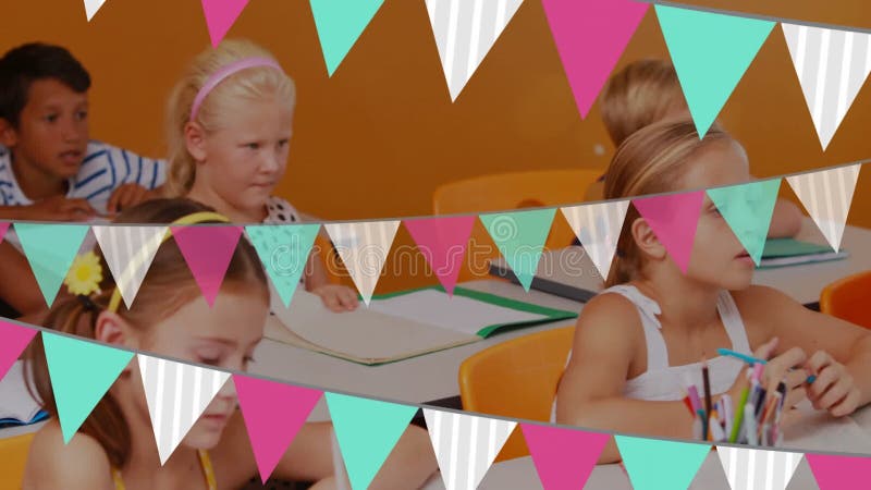 À l'école, les enfants dessinent dans la salle de classe avec des banderoles colorées banque de vidéos