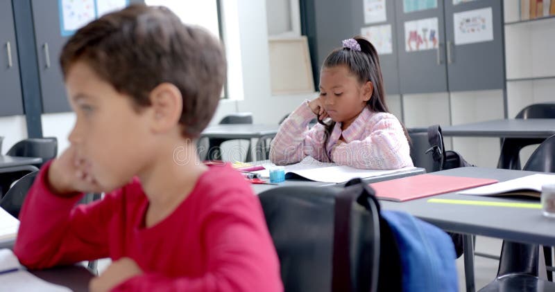 À l'école, les enfants se concentrent sur leur travail en classe clips vidéos