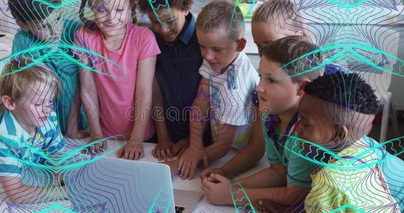 À l'école, les enfants se rassemblent autour d'un ordinateur portable avec une animation colorée sur scène banque de vidéos