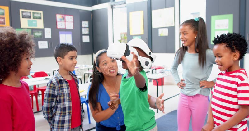 À l'école, les enfants utilisant le casque VR bénéficient d'une expérience d'apprentissage interactive banque de vidéos