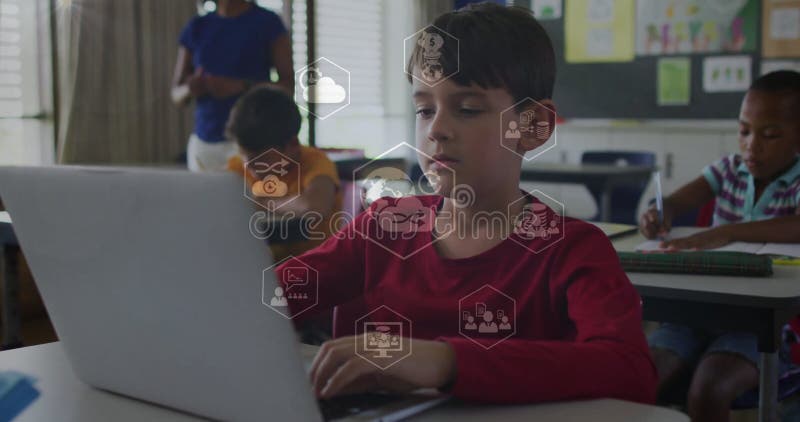 À l'école, les enfants utilisent des ordinateurs portables avec animation d'icônes numériques superposées banque de vidéos