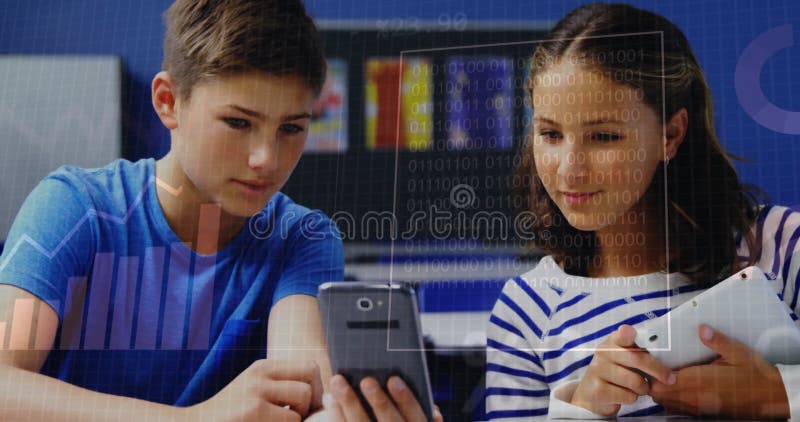 À l'école, les enfants utilisent des smartphones avec code binaire et animation de traitement de données clips vidéos