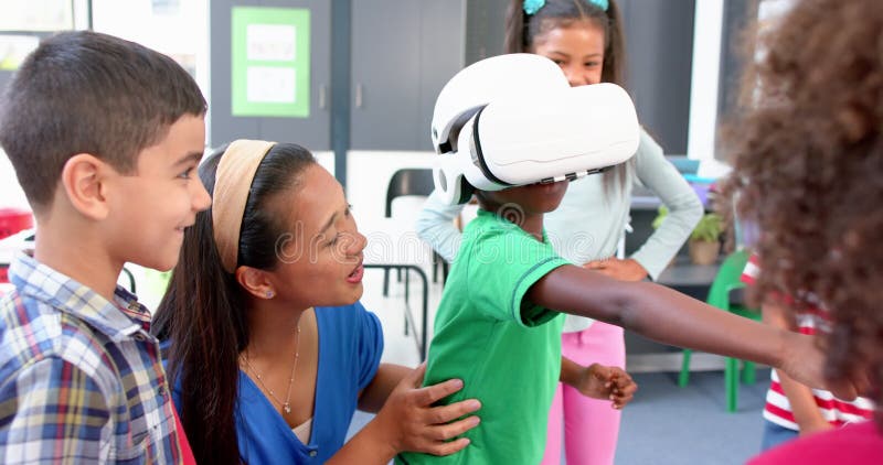 À l'école, les enfants utilisent un casque VR avec un professeur les guidant en classe clips vidéos