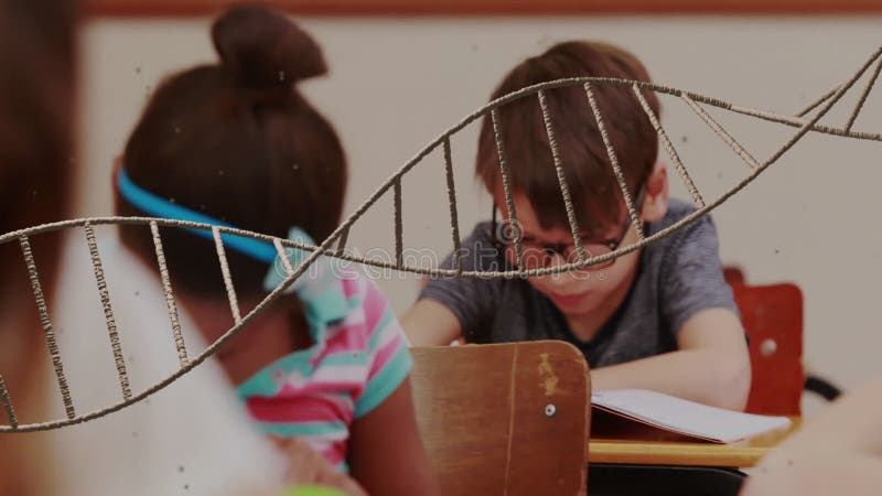 À l'école, les enfants étudient en classe avec l'animation brin ADN affichée clips vidéos