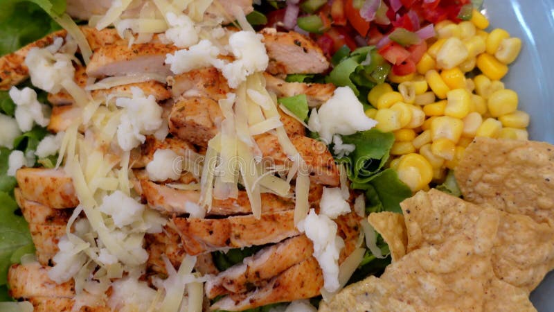 à la mexicaine salade saine poulet grill avec salsa fromage chaux et crème aigre vue du haut banque de vidéos