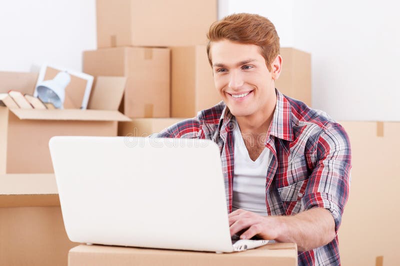 À la recherche d'une bonne entreprise de déménagement images stock À la recherche d'une bonne entreprise de déménagement images stock