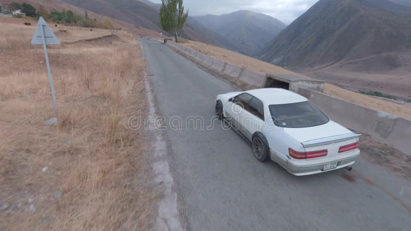 à volta da velocidade, correndo em direção extrema na estrada de asfalto de serpentina de montanha girando