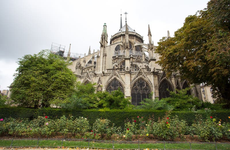 Ábside del fontaine de la Vierge del Notre-Dame de Paris y del La del cuadrado Jean-XXIII París, Francia fotos de archivo libres de regalías Ábside del fontaine de la Vierge del Notre-Dame de Paris y del La del cuadrado Jean-XXIII París, Francia fotos de archivo libres de regalías
