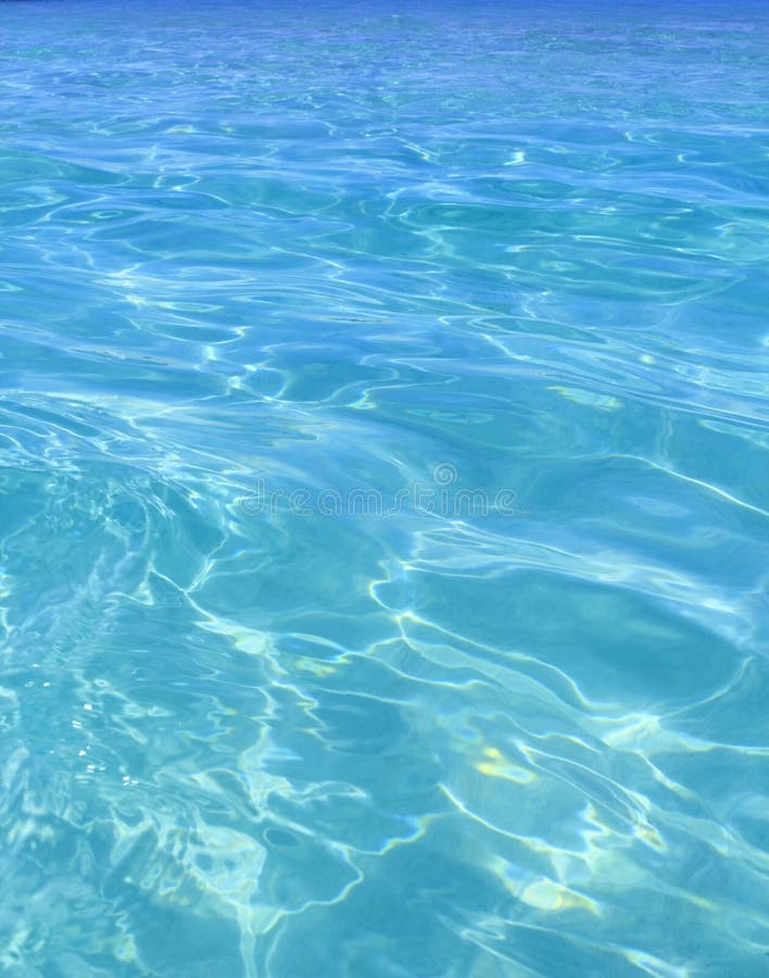 Água azul da praia perfeita tropical de turquesa