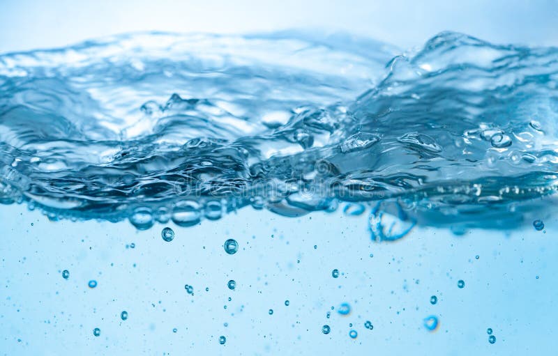 Água azul e bolhas de ar sobre o fundo branco fotografia de stock Água azul e bolhas de ar sobre o fundo branco fotografia de stock