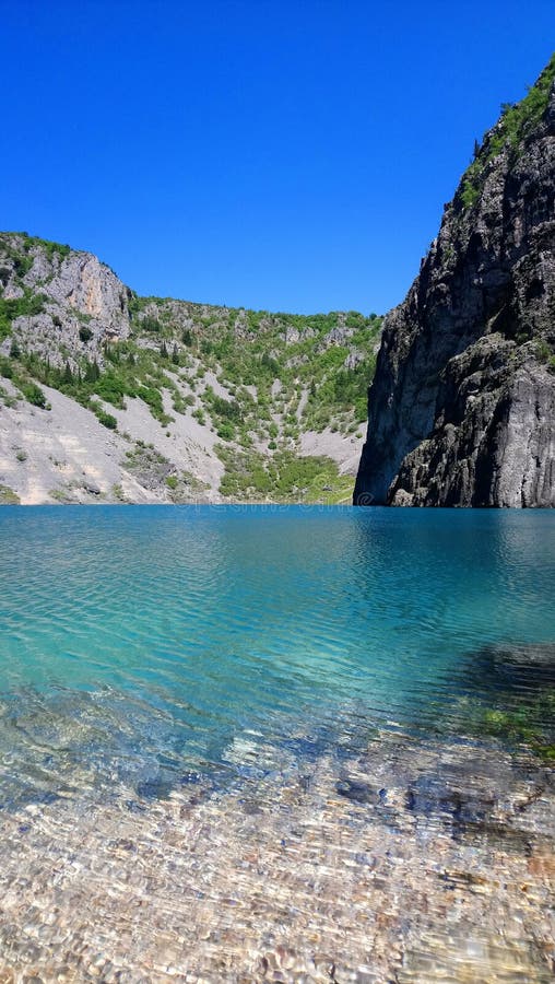 Água azul, praia, montanhas, verão imagens de stock royalty free