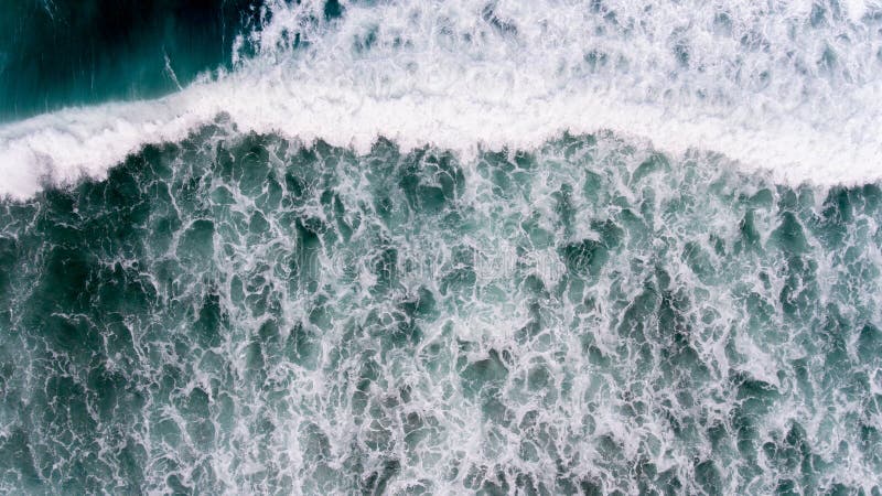 Água aérea do oceano na estação do strom imagem de stock Água aérea do oceano na estação do strom imagem de stock