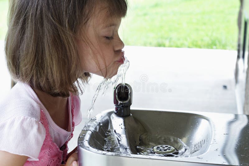 Água bebendo da criança