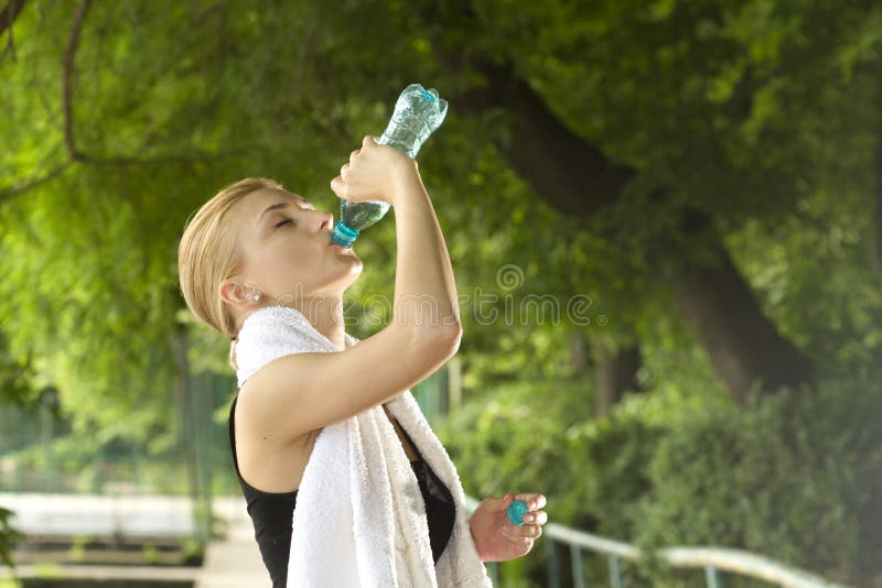 Água bebendo da mulher desportiva