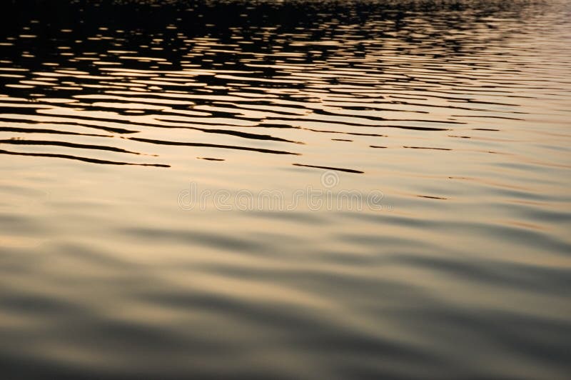 Água calma do lago