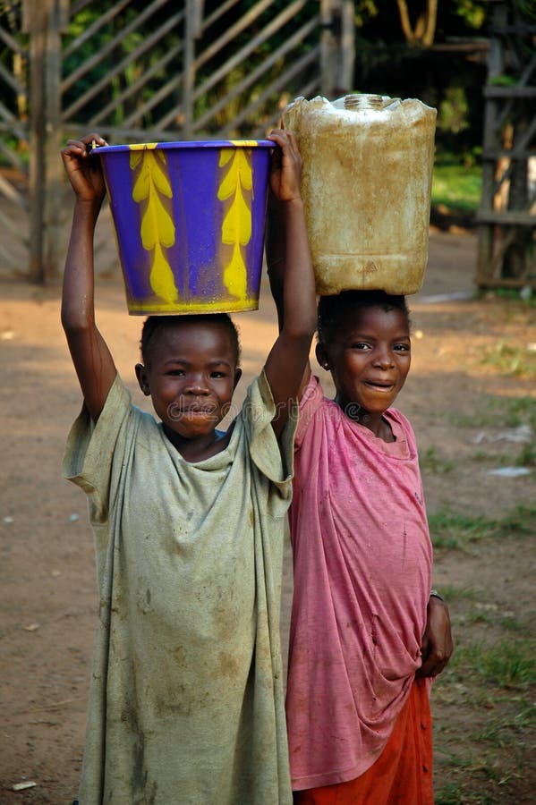 Água carreg da criança liberiana