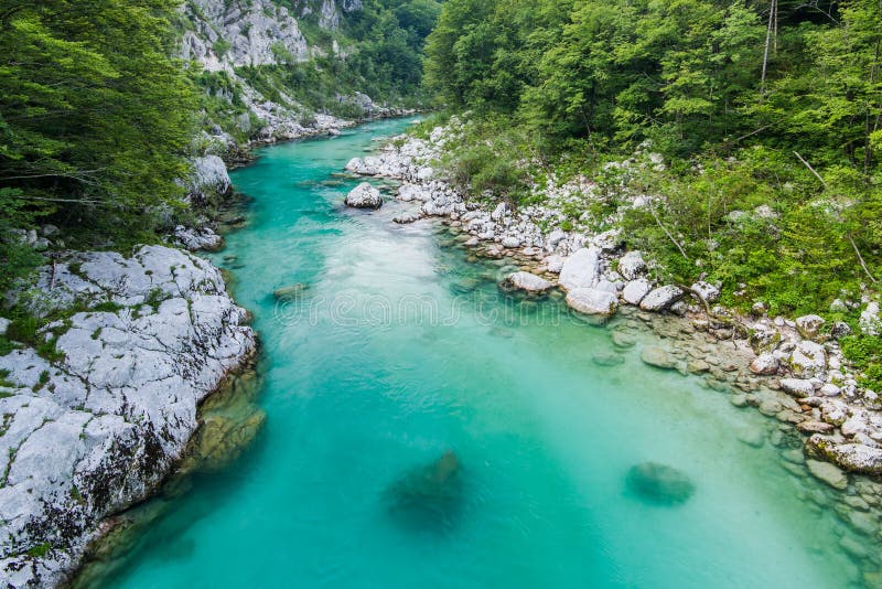 Água claro no rio Soca, Triglav, Eslovênia imagens de stock Água claro no rio Soca, Triglav, Eslovênia imagens de stock