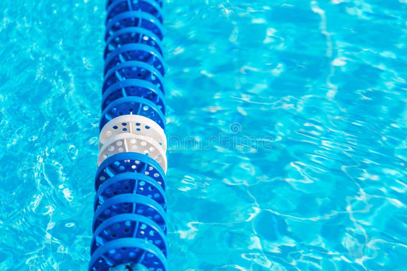Água da piscina com o marcador de pista azul foto de stock Água da piscina com o marcador de pista azul foto de stock