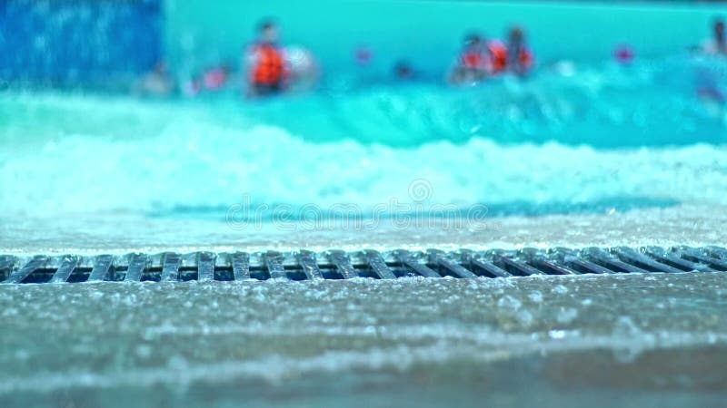 Água das ondas em um parque do aqua da piscina