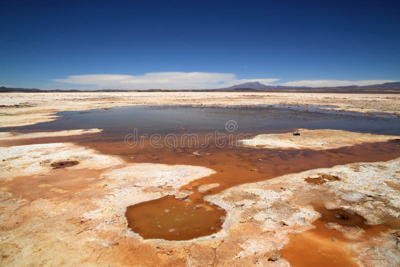 A água de borbulhagem em Uyuni salga planos, Bolívia, Ámérica do Sul