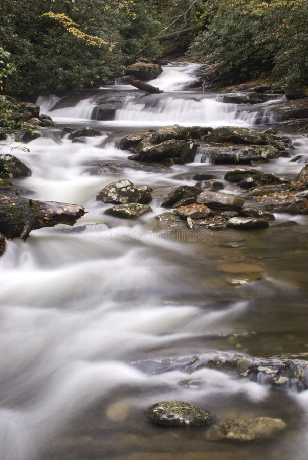 Água de fluxo calma da montanha fotografia de stock Água de fluxo calma da montanha fotografia de stock
