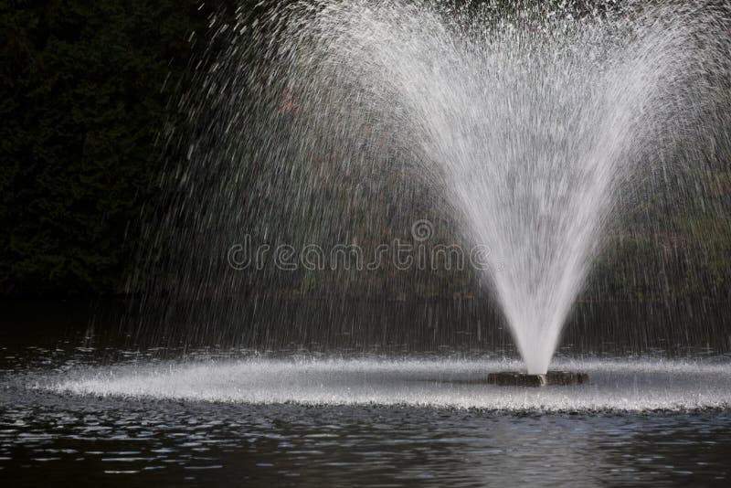 Água de pulverização da fonte imagem de stock Água de pulverização da fonte imagem de stock