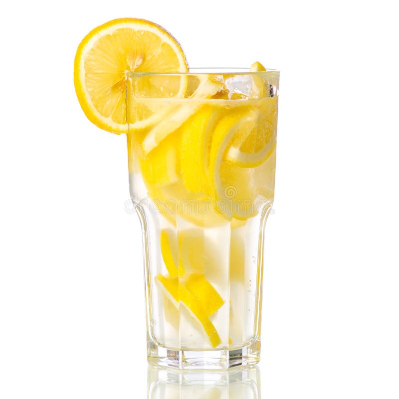 Limonada de vidro com água de limão e limão fotos de stock
