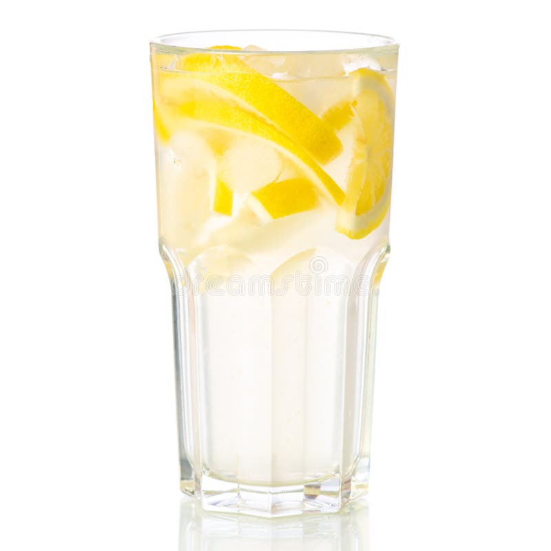Copo de limonada, água com limão e limão imagem de stock