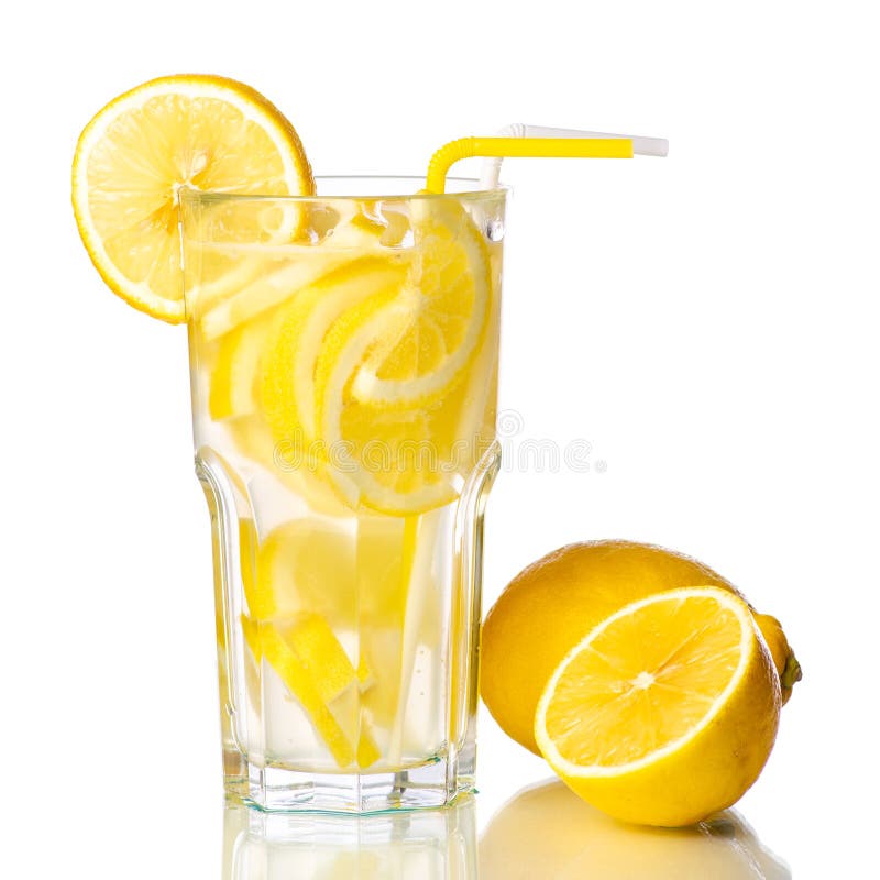 Água de vidro do limão da limonada com limão fotos de stock