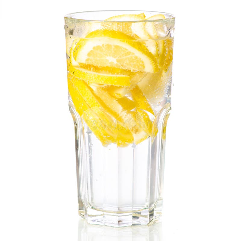 Água de vidro do limão da limonada com limão imagem de stock