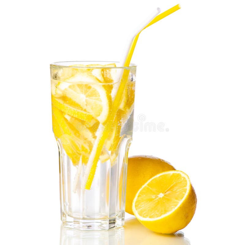 Água de vidro do limão da limonada com limão foto de stock