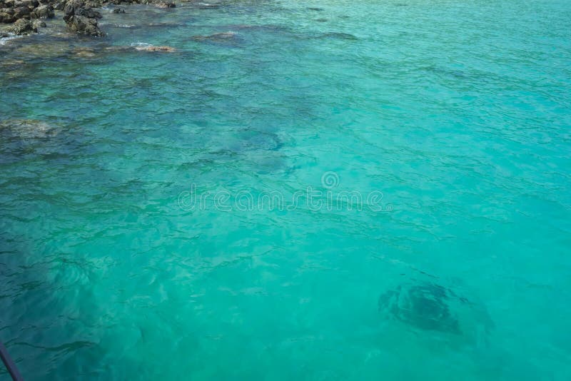 Água do mar bonita do verde de turquesa Fundo idílico do seascape fotografia de stock Água do mar bonita do verde de turquesa Fundo idílico do seascape fotografia de stock