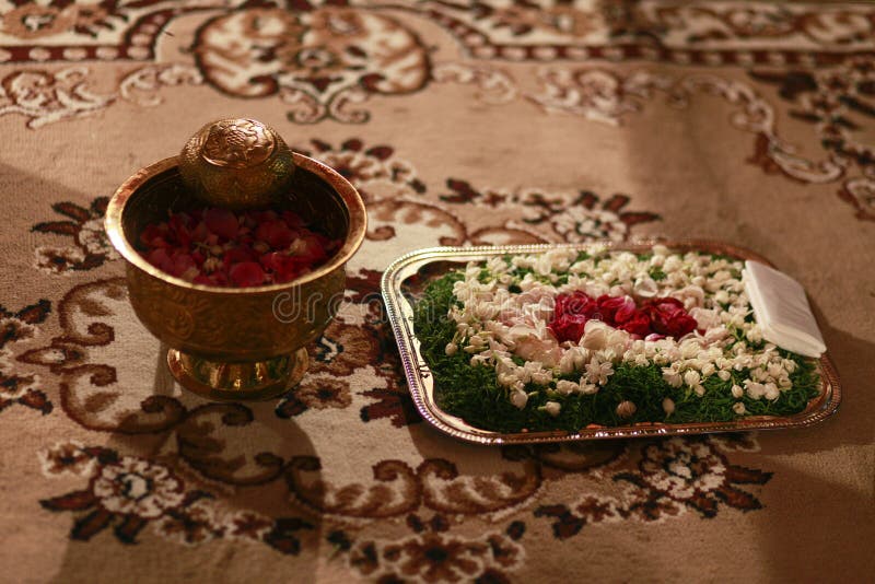 Água e flores para a cerimônia de casamento do Javanese fotos de stock Água e flores para a cerimônia de casamento do Javanese fotos de stock