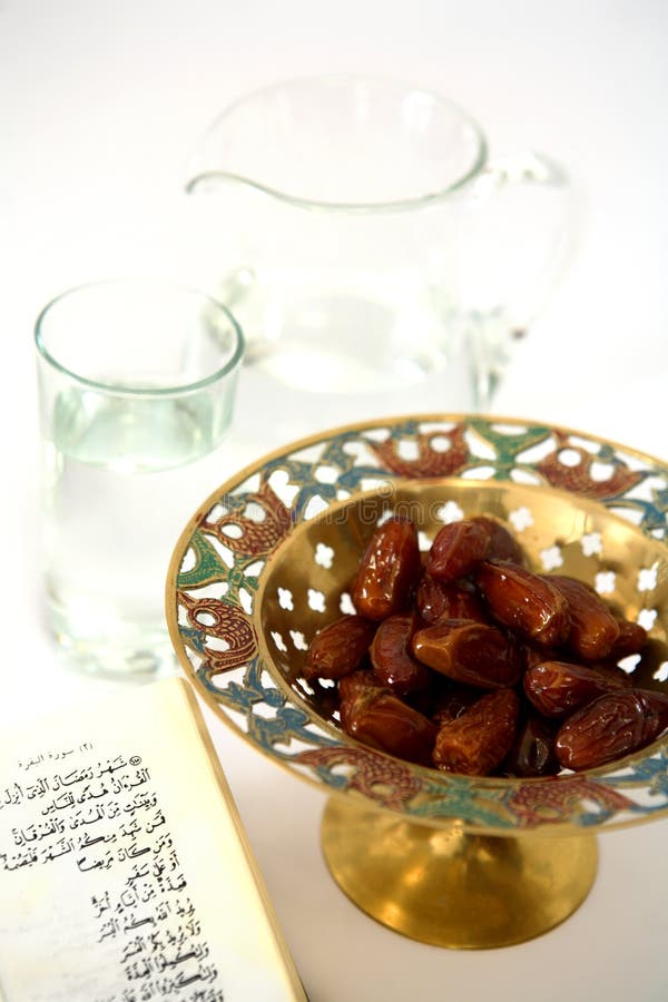 Água e tâmaras de Koran de acima foto de stock Água e tâmaras de Koran de acima foto de stock