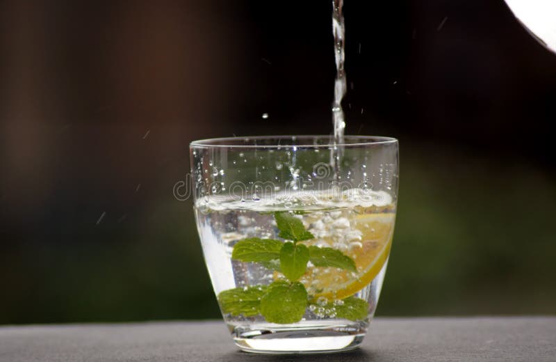 Água fresca com limão e hortelã imagens de stock
