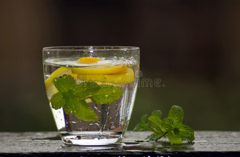 Água fresca com limão e hortelã imagens de stock