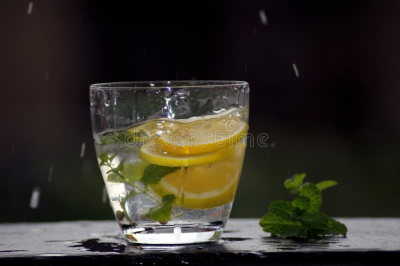 Água fresca com limão e hortelã fotografia de stock royalty free