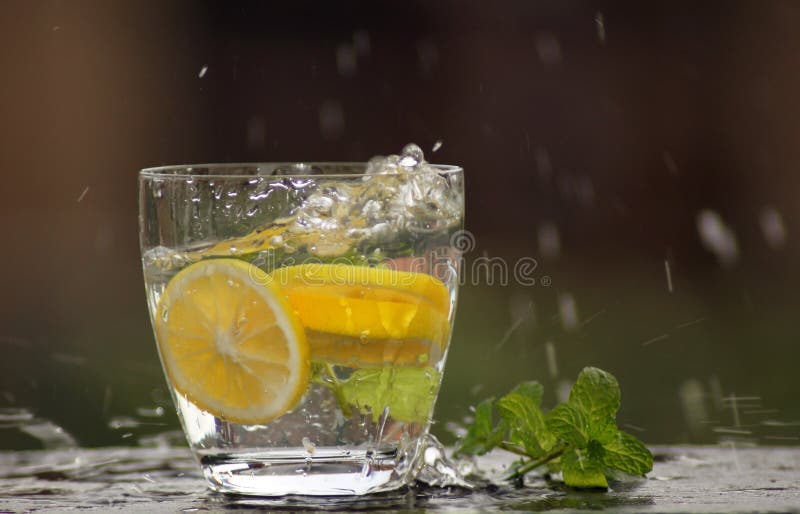Água fresca com limão e hortelã foto de stock