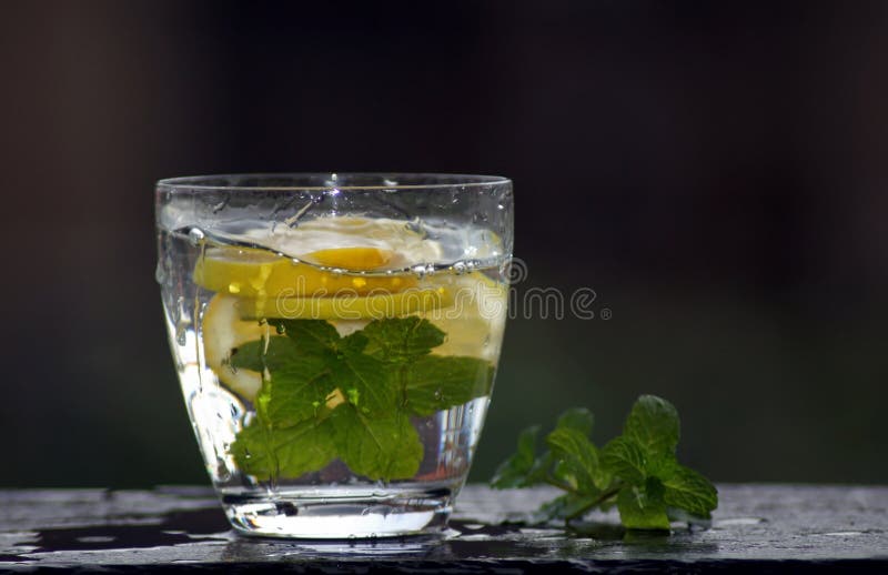 Água fresca com limão e hortelã fotos de stock royalty free