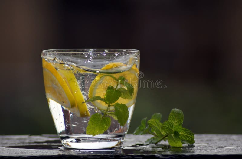Água fresca com limão e hortelã fotografia de stock royalty free