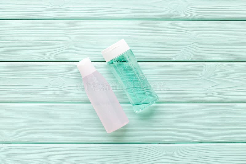 Água Mycelial, loção para cuidados com a pele no espaço colocado liso do fundo de madeira verde da hortelã para o texto foto de stock Água Mycelial, loção para cuidados com a pele no espaço colocado liso do fundo de madeira verde da hortelã para o texto foto de stock